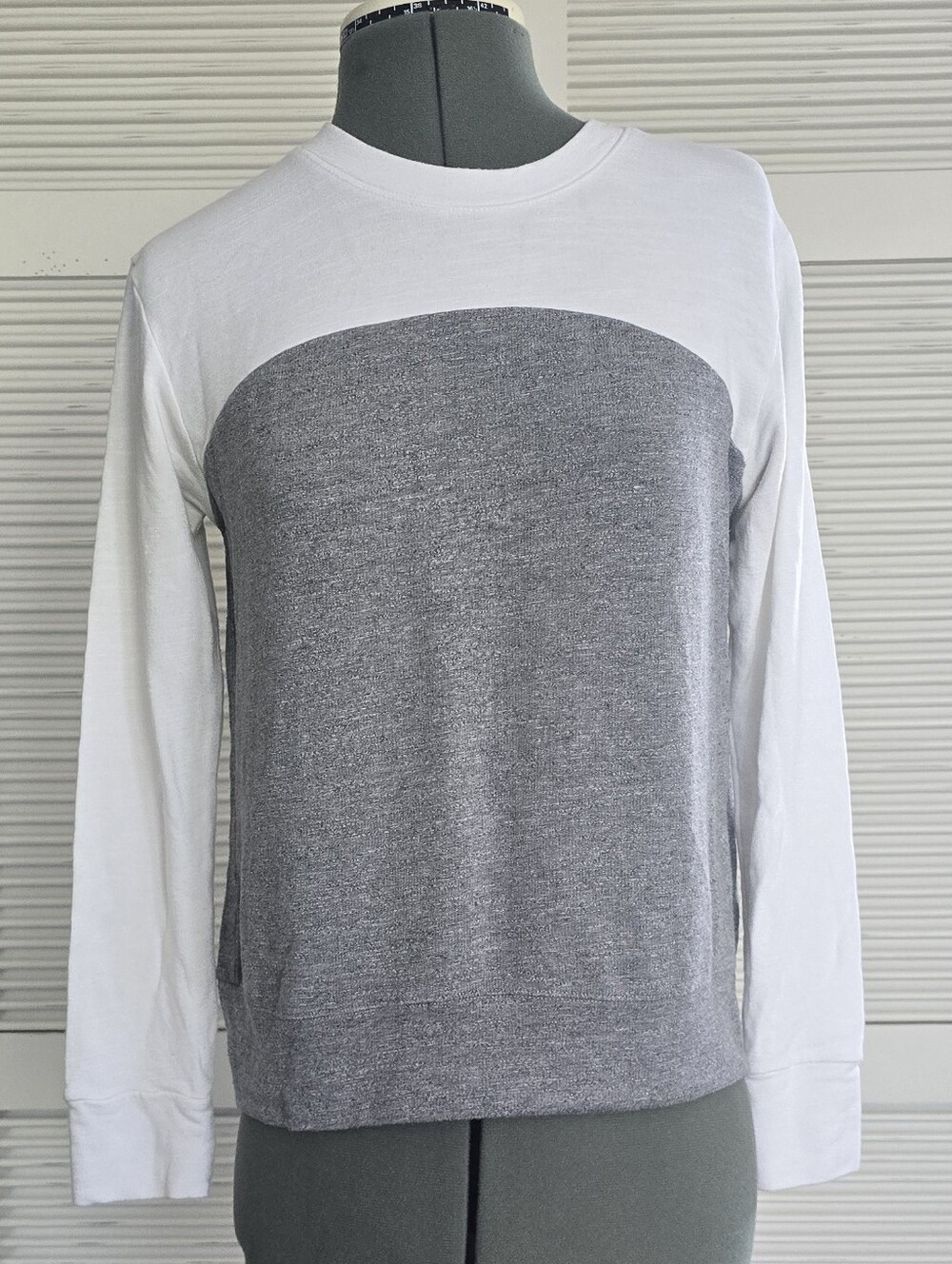 Monrow White and Heather Gray Long Sleeve Colorblock Lightweight Sweatshirt